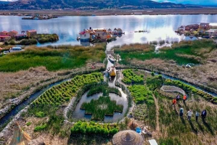 Uros Aruma Uro On Uros Floating Islands Puno Esterno foto