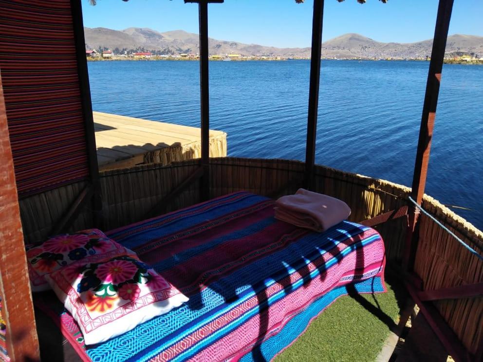 Uros Aruma Uro On Uros Floating Islands Puno Esterno foto