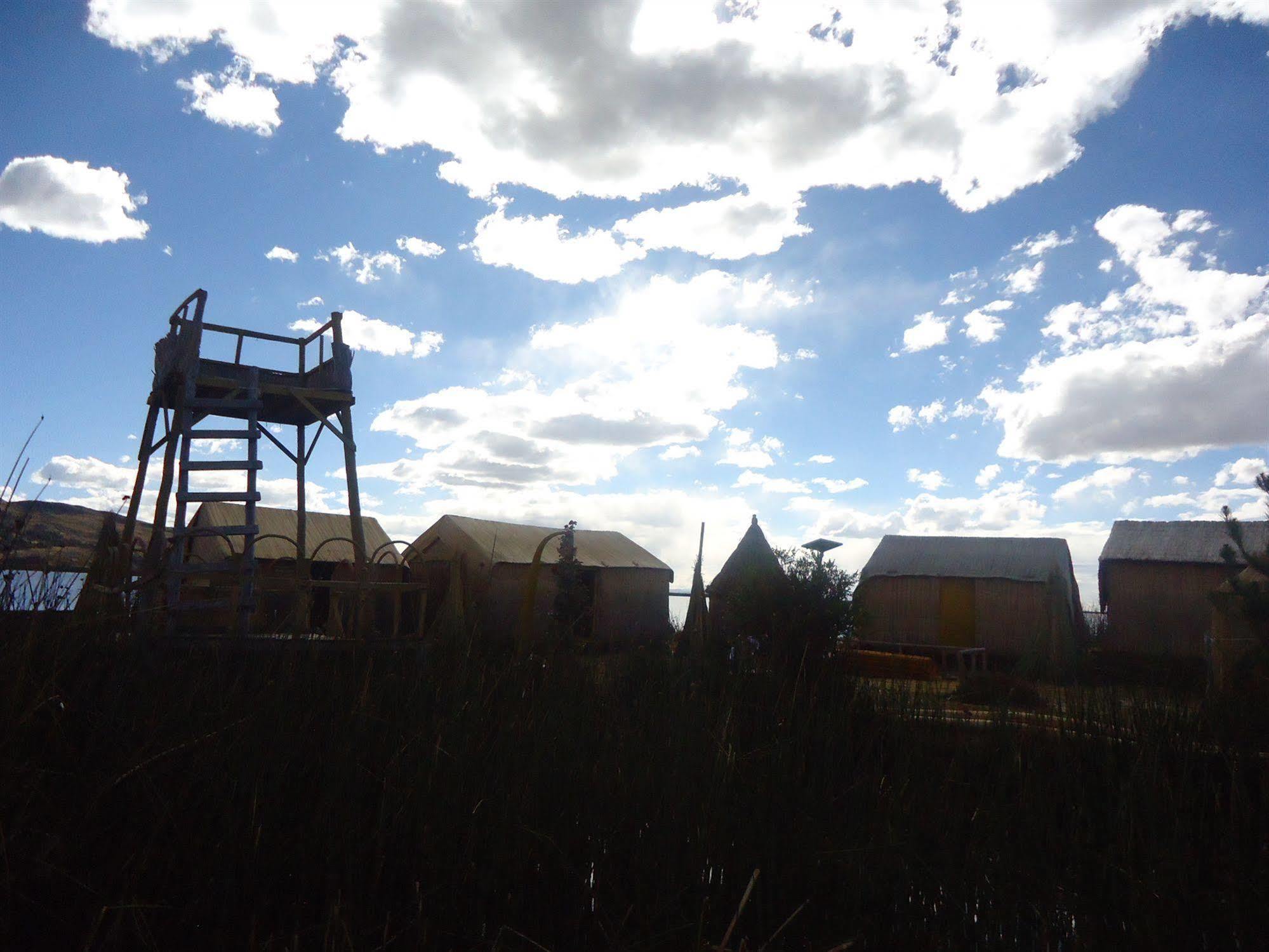 Uros Aruma Uro On Uros Floating Islands Puno Esterno foto
