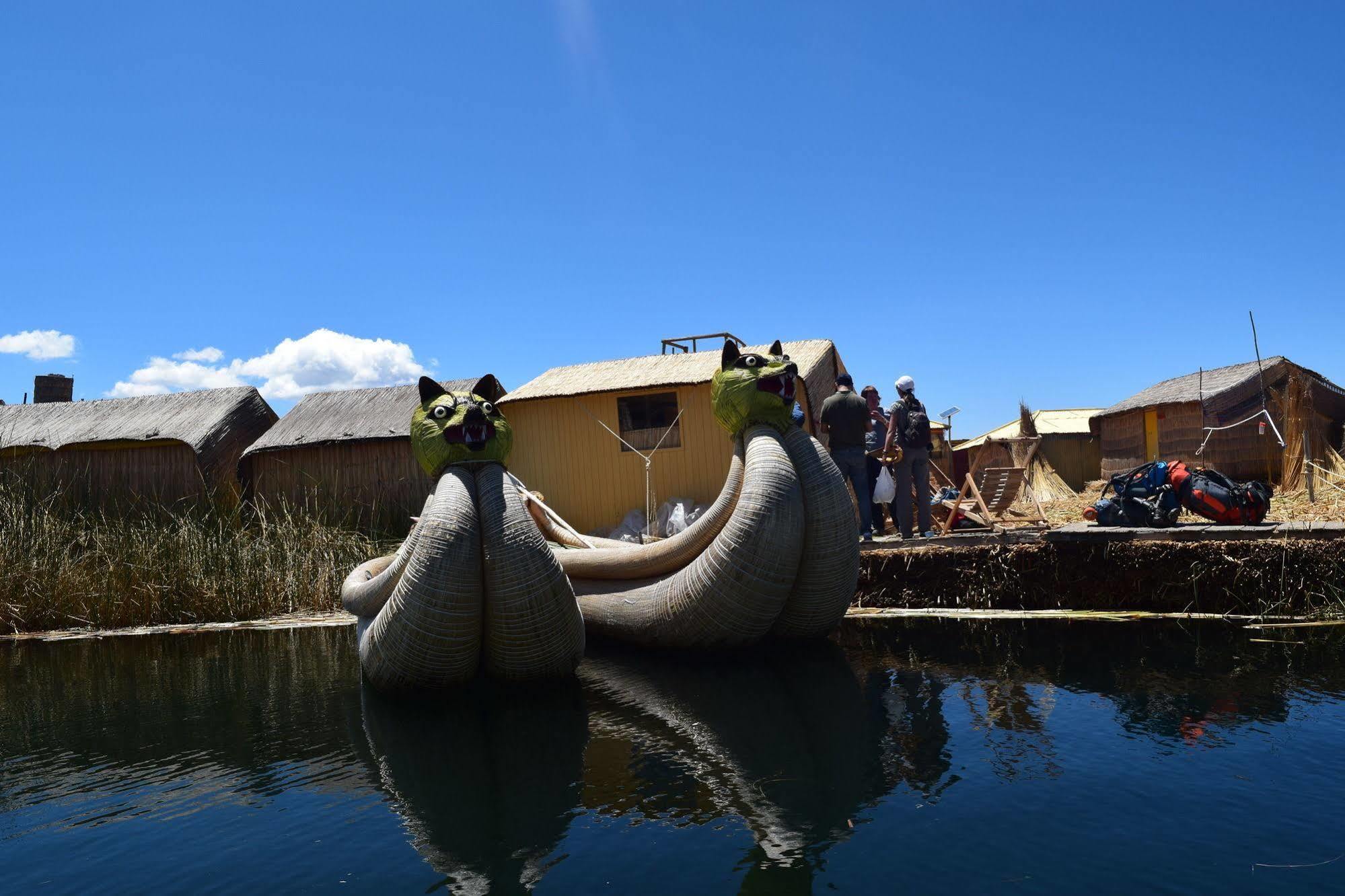 Uros Aruma Uro On Uros Floating Islands Puno Esterno foto