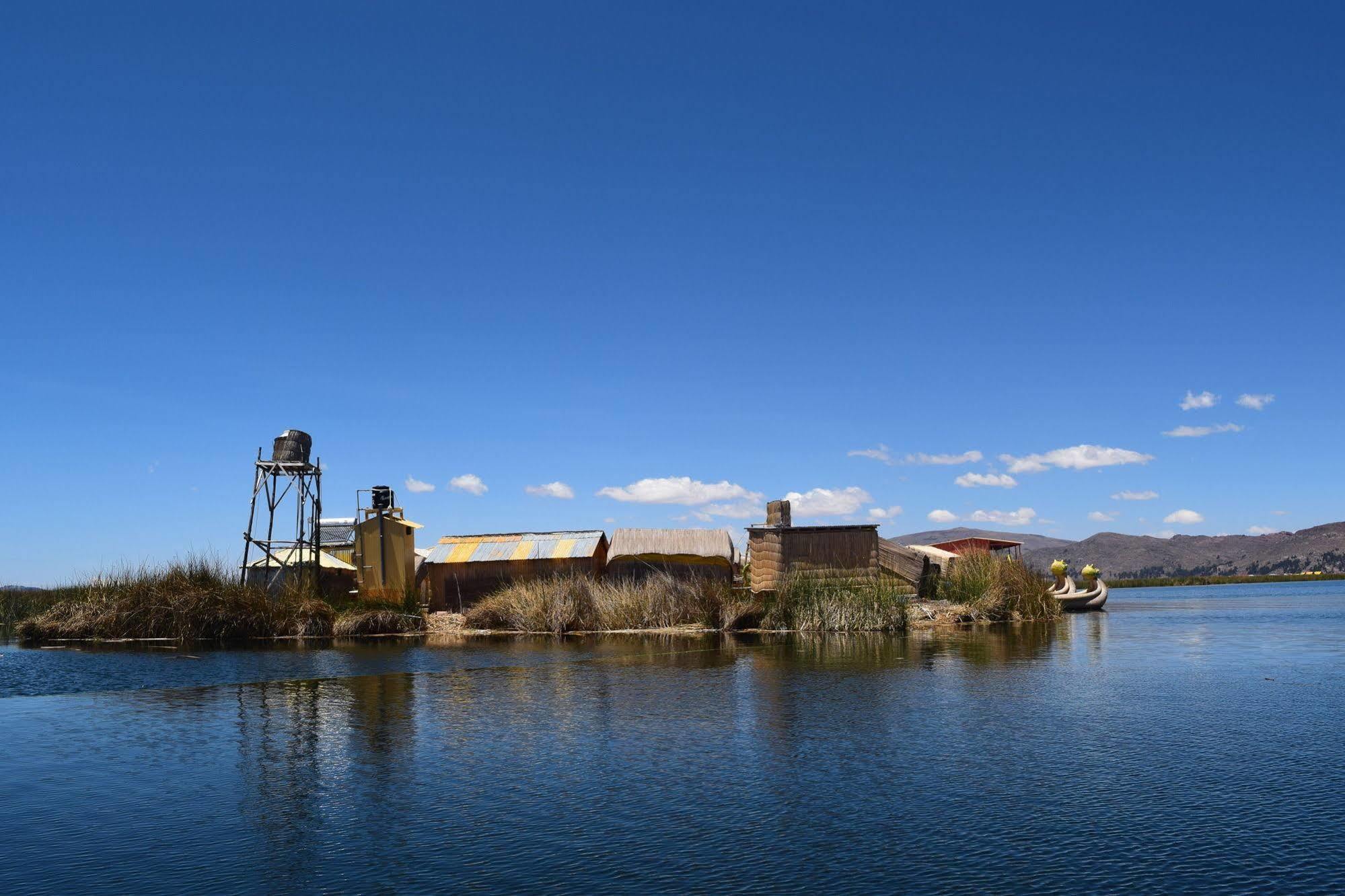 Uros Aruma Uro On Uros Floating Islands Puno Esterno foto