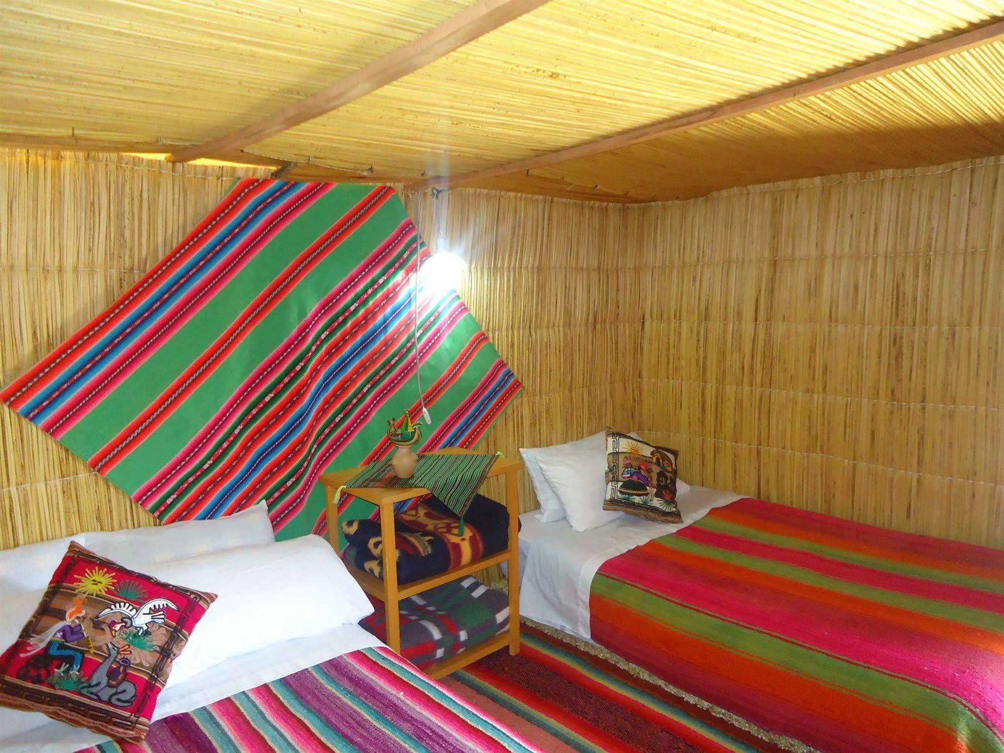 Uros Aruma Uro On Uros Floating Islands Puno Esterno foto