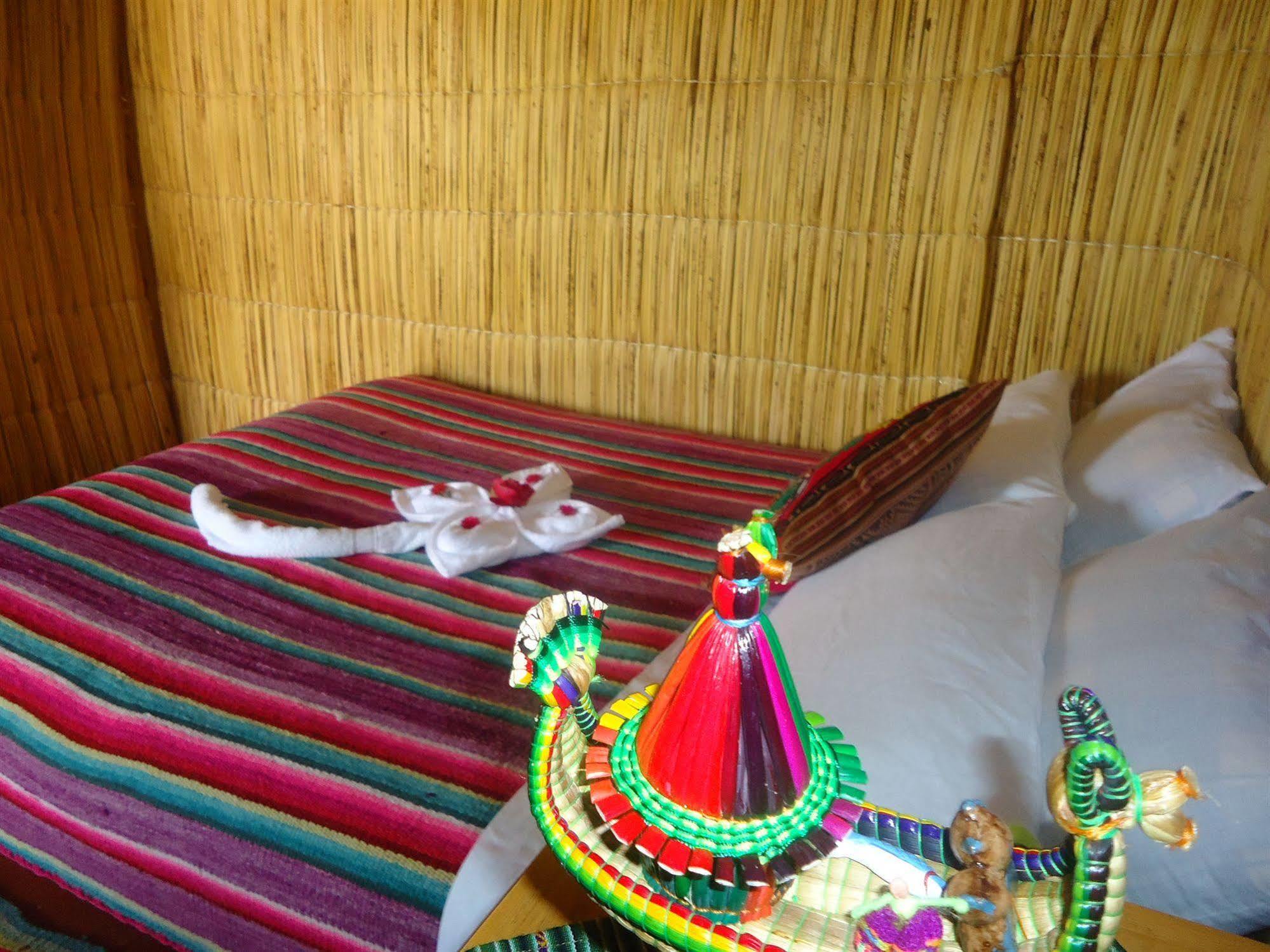 Uros Aruma Uro On Uros Floating Islands Puno Esterno foto