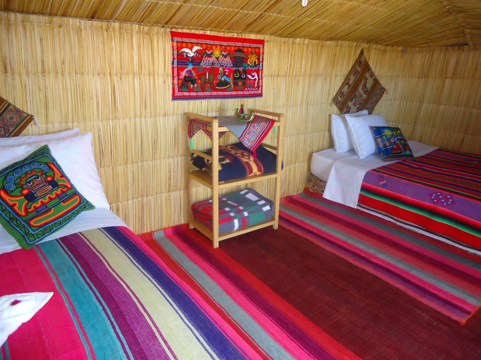 Uros Aruma Uro On Uros Floating Islands Puno Esterno foto