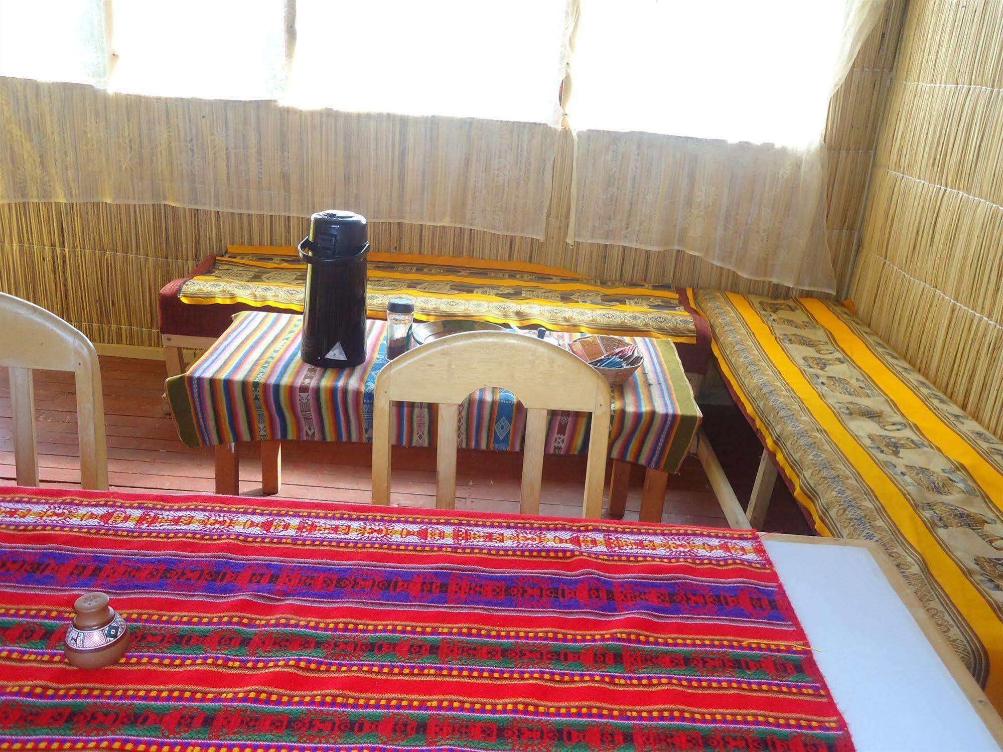 Uros Aruma Uro On Uros Floating Islands Puno Esterno foto