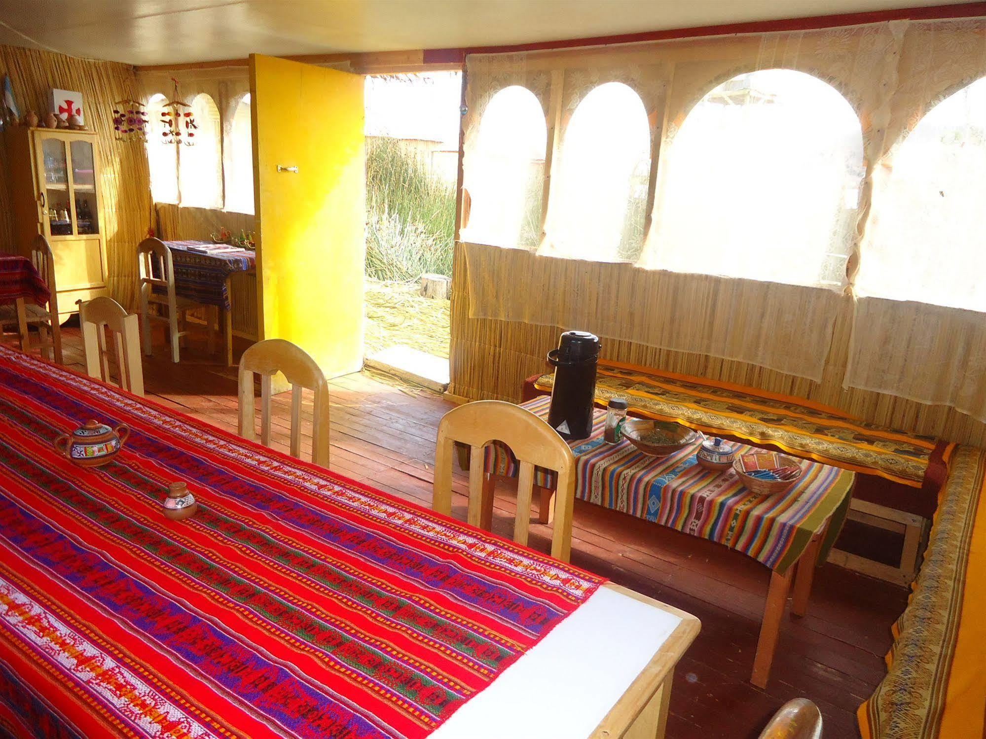 Uros Aruma Uro On Uros Floating Islands Puno Esterno foto