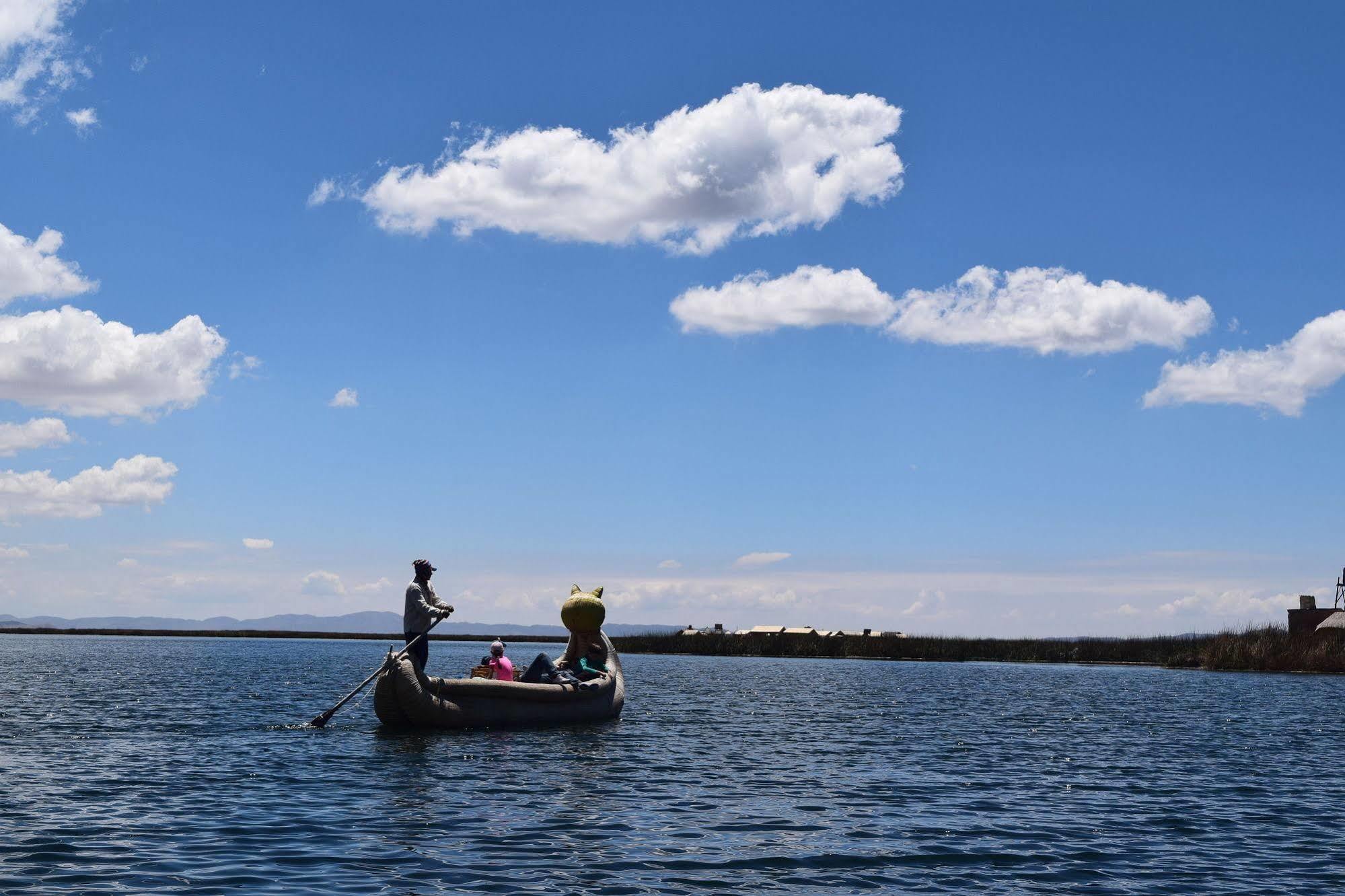 Uros Aruma Uro On Uros Floating Islands Puno Esterno foto