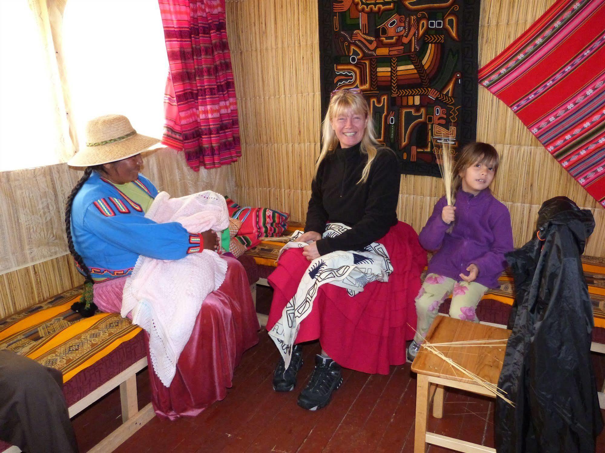 Uros Aruma Uro On Uros Floating Islands Puno Esterno foto